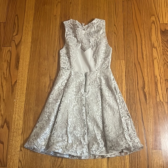 NWT Alice + Olivia Woman’s Natalia Open-Back Lace A-Line Taupe Lace Dress Size 0 - Picture 6 of 9